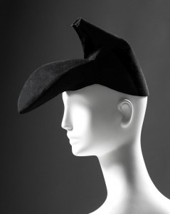 Elsa Schiaparelli, chapeau-chaussure, hiver 1937-1938 Feutre noir Collection Palais Galliera, musée de la Mode de la Ville de Paris © Eric Emo / Galliera / Roger-Viollet 