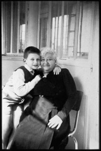 Jean-Paul Gaultier et sa grand-mère maternelle, Marie. Vers 1958 ©DR/Archives Jean Paul Gaultier