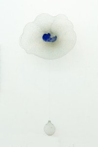 Tomoko Arakawa Prière pour le temps 2010 Acier inoxydable, pigments, plaque de cuivre 200 x 120 x 30 cm