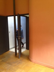 Portes entre couloir, chambre du fils et salle de bain (double entrée) Villa Savoye Le Corbusier à Poissy © De fil en archive