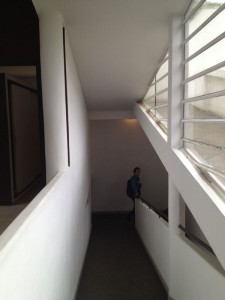 Rampe vue du premier étage. Villa Savoye Le Corbusier à Poissy © De fil en archive